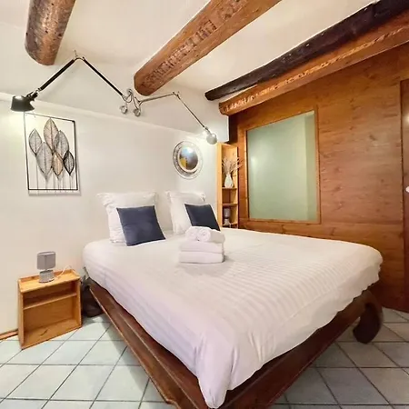 Charmants 2 Pieces, Vielle Ville, Clim * マントン