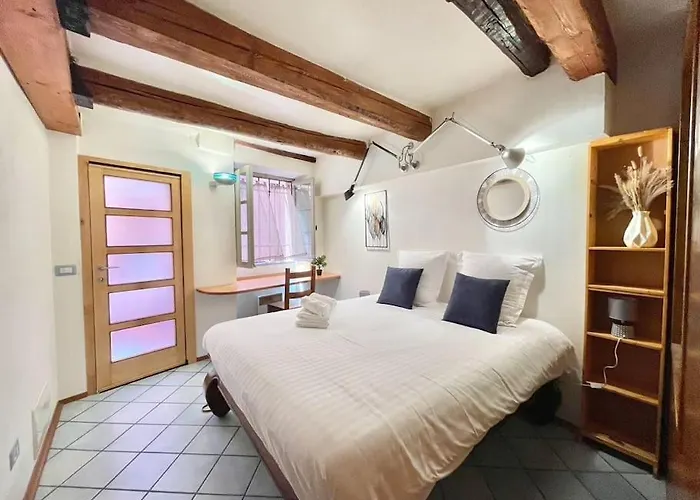 Charmants 2 Pieces, Vielle Ville, Clim Apartment *